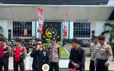 Aliansi Pemuda Indonesia (API) Bengkulu Tengah menggelar aksi demonstrasi di depan gedung Kejaksaan Tinggi (Kejati) Bengkulu, Rabu siang, (19/11/25). 
