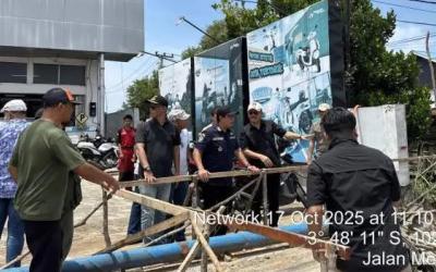 Proyek pembangunan Box Culvert dan oprit di Jalan Merapi Raya, Kebun Tebeng, Jumat (17/10/2025).