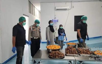 Bidpropam Polda Bengkulu meninjau dan mengawasi pelayanan di Satuan Pelayanan Pemenuhan Gizi (SPPG) Polda Bengkulu 2, Jalan Danau, Kota Bengkulu, Kamis (13/11/2025).