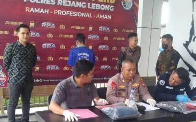 Kabag Ops Polres Rejang Lebong, AKP George Rudiyanto, mengungkapkan  pembunuhan pacar anak yang menggegerkan Desa Air Meles Atas, Kecamatan Selepu Rejang, Jum’at (24/10/2025).