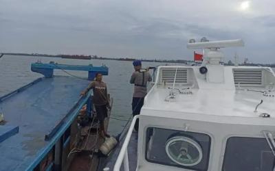 Di Perairan Tanjung Genting, ombak Minggu pagi itu bergerak tenang ketika Kapal XXVII-2002 milik Ditpolairud Polda Bengkulu melaju perlahan., Minggu (16/11/2025).
