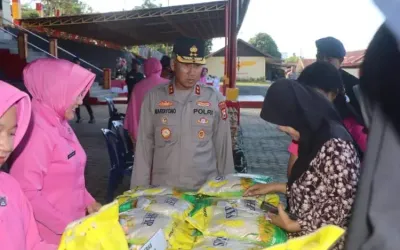 Kapolda Bengkulu, Irjen Pol. Mardiyono, meninjau langsung kegiatan pasar murah Brimob, Jumat (5/9/2025).
