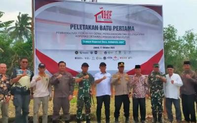 Upacara peletakan batu pertama pembangunan Koperasi Desa dan Kelurahan Merah Putih di Kelurahan Air Putih Baru, Kecamatan Curup Selatan, Jumat (17/10/2025) siang.