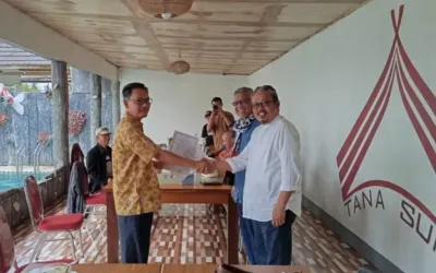 Penyerahan SK pendirian Baitul Tamwil Muhammadiyah oleh Ketua PWM Bengkulu, Fajrul Hamidi kepada pengurus, Rabu, 3 September 2025.