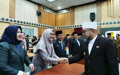 Acara pelantikan berlangsung di Aula Merah Putih Kantor Gubernur Bengkulu, Senin (20/10).