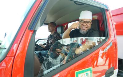 Penyerahan kendaraan arm roll (truk sampah) dan 102 unit bak arm roll, bantuan yang berlangsung di Balai Kota Merah Putih, Senin siang (27/10).