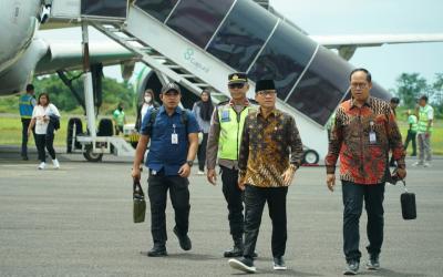 Menteri Desa, Pembangunan Daerah Tertinggal, dan Transmigrasi (Mendes PDTT) RI, Yandri Susanto, di Bandara Fatmawati Soekarno, Ahad (16/11). 