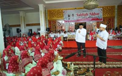 Ribuan jamaah memadati Balai Raya Semarak Bengkulu, dalam Tabligh Akbar Merah Putih bersama Gubernur Bengkulu, Helmi Hasan. Minggu (19/10/2025).