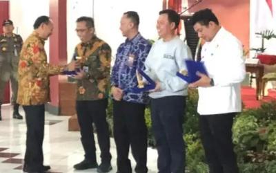 Menyerahkan buku Green Democracy kepada Pemerintah Kabupaten Bengkulu Utara, sebagai simbol komitmen terhadap pembangunan desa berkelanjutan, Selasa (21/10/2025).