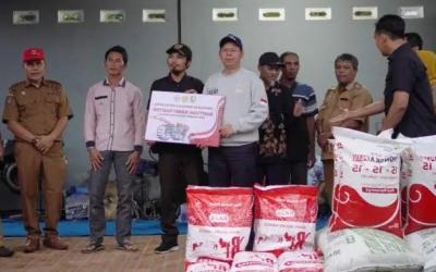 Penyaluran bantuan Alsintan, serta benih jagung dan pupuk kepada kelompok tani di Kecamatan Padang Jaya, Kabupaten Bengkulu Utara, Selasa (21/10/2025).