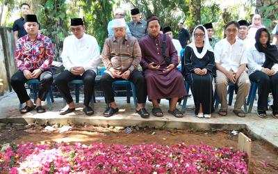 Gubernur Bengkulu Helmi Hasan didampingi Sekretaris Daerah Provinsi Bengkulu Herwan Antoni menghadiri prosesi pemakaman Drs. H. Achmad Sardi HS, M.Si., Kamis (11/6).
