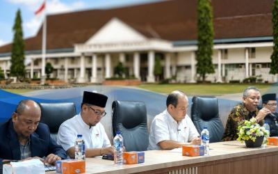 Rapat koordinasi Dewan Pengawas bersama jajaran Direksi RSUD dr. M. Yunus, Jumat (19/6).