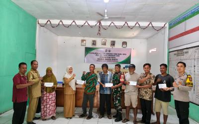 Pemerintah Desa MMS Kecamatan Penarik saat menyalurkan BLT-DD kepada masyarakat yang membutuhkan, Selasa (7/4/2026). (Oye/PenaRafflesia.Com)