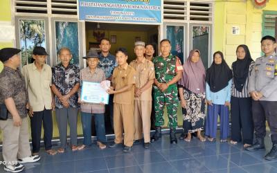 Pemerintahan Desa Manjuto Jaya menyalurkan BLT-DD tahap kedua kepada 7 KPM, Senin (8/6/2026). (Oye/PenaRafflesia.Com)