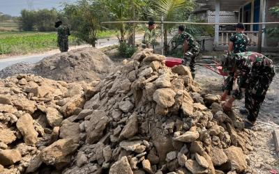 Selain memperbaiki bagian dinding, sejumlah anggota TNI bersama masyarakat juga bergotong royong menyelesaikan pekerjaan lain, mulai dari pengadukan material hingga pemasangan keramik lantai.