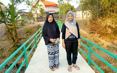 Warga melintas di Jembatan Brang Etan yang telah rampung dibangun melalui program TMMD ke-129 di Desa Kesongo, Kecamatan Kedungadem, Kabupaten Bojonegoro, Senin (10/8/2026). Foto: Deni Flamboyan/Sumber TMMD Bojonegoro