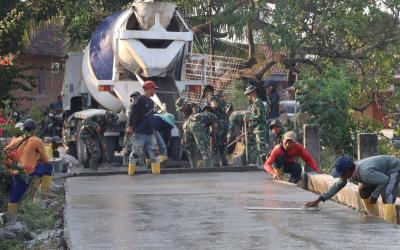 Semangat gotong royong tampak menjadi kekuatan utama di lokasi pembangunan. Prajurit TNI dan masyarakat bahu-membahu menyelesaikan pekerjaan dengan penuh semangat agar target penyelesaian dapat tercapai sesuai jadwal tanpa mengabaikan kualitas konstruksi.