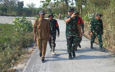 Salah satu pekerjaan yang menjadi perhatian Satgas TMMD adalah pemasangan bekisting atau cetakan cor. Tahap ini dilakukan secara teliti agar hasil pengecoran memiliki ukuran, ketebalan, dan kemiringan yang sesuai standar.