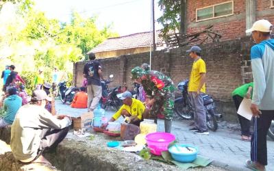 Suasana penuh keakraban terlihat pada Sabtu (1/8/2026), ketika personel Satgas TMMD dan warga menikmati hidangan bersama usai melaksanakan kegiatan gotong royong di lokasi pembangunan.