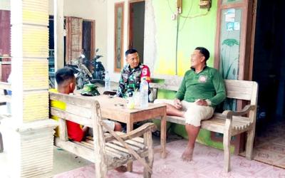 Serka Lasmidi, Babinsa Desa Kesongo, berbincang bersama warga di teras rumah dalam suasana penuh keakraban di sela pelaksanaan TMMD ke-129 Kodim 0813/Bojonegoro, Desa Kesongo, Kecamatan Kedungadem, Kamis (6/8/2026). Foto: Deni Ari Pandi/Sumber TMMD Bojonegoro.