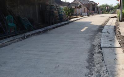 Personel Satgas TMMD ke-129 Kodim 0813/Bojonegoro bersama masyarakat saat pelaksanaan pembangunan saluran drainase sepanjang 330 meter di Dusun Krebet, Desa Kesongo, Kecamatan Kedungadem, Kabupaten Bojonegoro, Senin (10/8/2026).Foto: Deni Ari Pandi/Sumber TMMD Bojonegoro