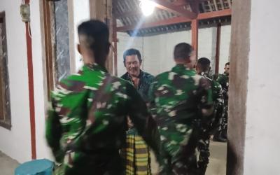 Selama menjalankan tugas di Desa Kesongo, Kecamatan Kedungadem, para personel Satgas TMMD memilih tinggal di rumah-rumah warga. Langkah ini bukan sekadar untuk mempermudah pelaksanaan pekerjaan, tetapi menjadi cara nyata mempererat hubungan antara TNI dan masyarakat.