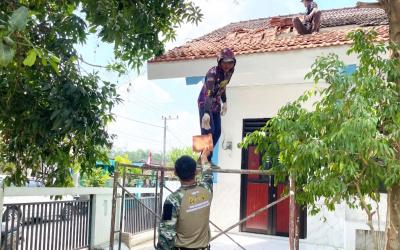 Satgas TMMD ke-129 Kodim 0813 Bojonegoro bersama warga bergotong royong merehabilitasi SD Negeri Kesongo 1, Desa Kesongo, Kecamatan Kedungadem, Kabupaten Bojonegoro.