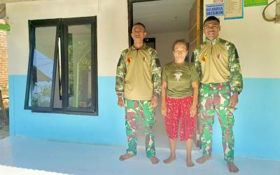 Keterangan Foto: Personel Satgas TMMD ke-129 Kodim 0813/Bojonegoro bersama warga saat menyelesaikan rehabilitasi rumah milik Saelah di RT 023/RW 004, Desa Kesongo, Kecamatan Kedungadem, Kabupaten Bojonegoro, Senin (10/8/2026). Foto: Deni Flamboyan/Sumber TMMD Bojonegoro