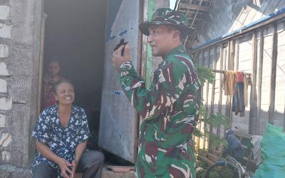 Di balik pembangunan jalan dan berbagai infrastruktur, para prajurit TNI memilih turun langsung menemui warga yang akan menerima manfaat program, memastikan bantuan benar-benar tepat sasaran.