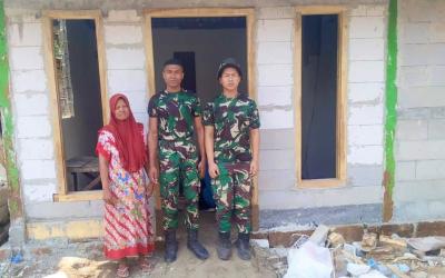Di sebuah rumah sederhana milik Ibu Tini (52), sejumlah prajurit Satgas TNI Manunggal Membangun Desa (TMMD) ke-129 Kodim 0813 Bojonegoro tampak bekerja bersama masyarakat memperbaiki tempat tinggal yang sebelumnya membutuhkan banyak pembenahan.