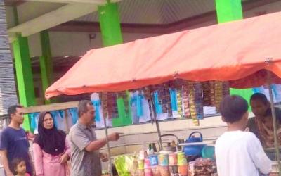 Salah satu dampak positif tersebut terlihat dari meningkatnya omzet para pelaku Usaha Mikro, Kecil, dan Menengah (UMKM) selama berlangsungnya turnamen bola voli antar-dusun yang menjadi bagian dari rangkaian kegiatan nonfisik TMMD, Sabtu (1/8/2026).