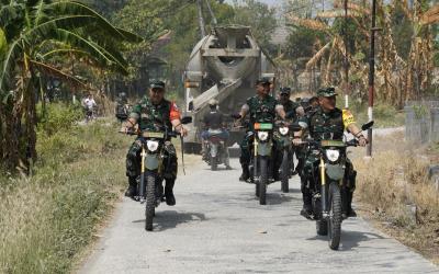 Program TNI Manunggal Membangun Desa (TMMD) ke-129 Tahun Anggaran 2026, Brigjen TNI M. Herry Subagyo, S.I.P., melakukan peninjauan langsung terhadap pelaksanaan program TMMD di Desa Kesongo, Kecamatan Kedungadem, Kabupaten Bojonegoro, Minggu (2/8/2026).