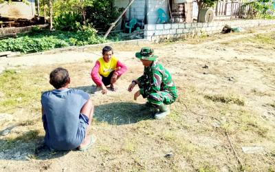 Salah satunya dilakukan Babinsa Desa Kesongo, Serka Lasmidi, yang secara intensif melaksanakan komunikasi sosial (komsos) sekaligus mensosialisasikan pelaksanaan TMMD kepada masyarakat di sela-sela aktivitas warga, Senin (20/7/2026).