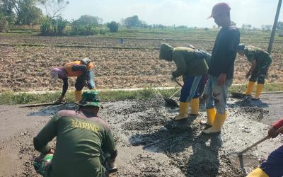Setelah paving lama dibongkar, Satgas TMMD ke-129 Kodim 0813 Bojonegoro kini memulai proses pengecoran jalan yang selama ini menjadi akses utama masyarakat.