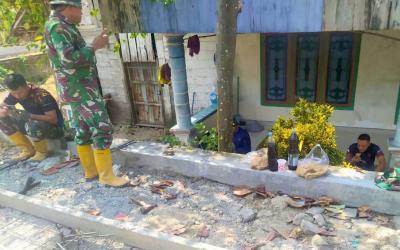 Salah seorang warga RT 017 RW 008 Dusun Mundu, Panidi, mengaku sengaja datang mengantarkan kopi dan makanan ringan sebagai bentuk apresiasi kepada prajurit TNI.