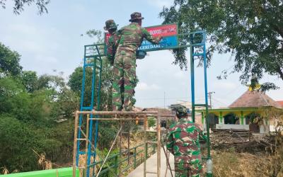 Melalui program TNI Manunggal Membangun Desa (TMMD) ke-129 Kodim 0813 Bojonegoro, sebuah jembatan penghubung menuju kawasan Brang Etan kini terus dikebut pengerjaannya, Selasa (4/8/2026).