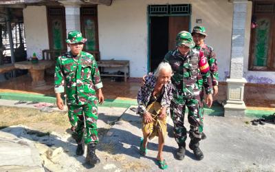 Dampingi Mbah Kasidah: Babinsa Desa Kesongo Serka Lasmidi mendampingi Mbah Kasidah saat melihat proses rehabilitasi rumah milik putranya, Ladi, melalui program Rutilahu TMMD ke-129 Kodim 0813 Bojonegoro di Dusun Pareng, Desa Kesongo, Kecamatan Kedungadem, Jumat (7/8/2026).