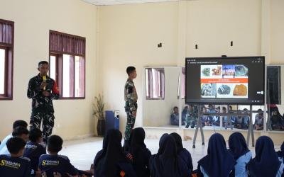 Satgas TMMD ke-129 Kodim 0813/Bojonegoro memberikan materi Wawasan Kebangsaan kepada pelajar SMP Negeri Satu Atap Kesongo, Desa Kesongo, Kecamatan Kedungadem, Kabupaten Bojonegoro.