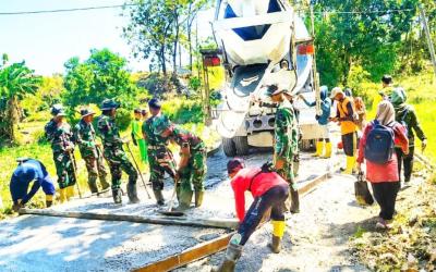 Pembangunan jalan cor beton sepanjang 550 meter dengan lebar 3 meter di Dusun Kedungpandan, Desa Kesongo, Kecamatan Kedungadem, kini memasuki tahap akhir dan segera dapat dimanfaatkan oleh masyarakat, Sabtu (25/7/2026).