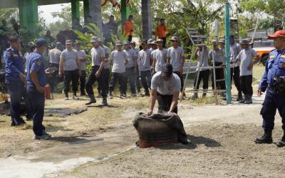 Kobaran api mendadak membumbung tinggi dari sebuah drum bekas di halaman Balai Desa Kesongo, Kecamatan Kedungadem, Selasa (28/7/2026).