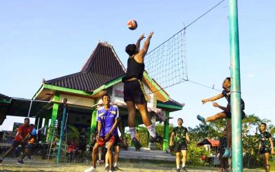 Suasana meriah terlihat di lapangan depan Balai Desa Kesongo, Kecamatan Kedungadem, Kamis (30/7/2026), saat turnamen bola voli antardusun berlangsung. Sorak sorai penonton mengiringi jalannya pertandingan yang diikuti tim-tim dari berbagai dusun di Desa Kesongo.