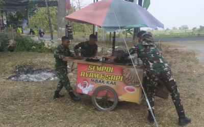 Kepedulian personel Satgas TNI Manunggal Membangun Desa (TMMD) ke-129 Kodim 0813/Bojonegoro kembali terlihat di tengah pelaksanaan program pembangunan di Desa Kesongo, Kecamatan Kedungadem, Kabupaten Bojonegoro, Sabtu (1/8/2026).