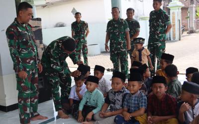 Salah satu momen tersebut terlihat saat Komandan SSK Satgas TMMD ke-129, Lettu Ckm Purnomo, bersama Babinsa Desa Kesongo, Serka Lasmidi, menyempatkan diri berinteraksi dengan anak-anak sebelum melaksanakan ibadah salat, Minggu (2/8/2026).