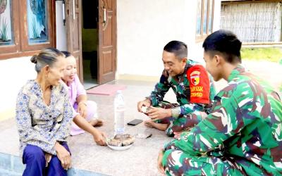 Keterangan Foto: Suasana haru saat personel Satgas TMMD ke-129 Kodim 0813/Bojonegoro berpamitan dengan warga Desa Kesongo, Kecamatan Kedungadem, Kamis (13/8/2026). Selama hampir satu bulan, prajurit TNI dan masyarakat berbaur dalam berbagai kegiatan pembangunan dan sosial hingga hubungan keduanya terasa seperti keluarga. Foto: Deni Flamboyan/Sumber: TMMD Bojonegoro.