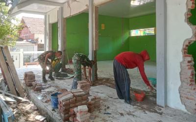 Kolaborasi antara Satgas TMMD dan masyarakat menjadi faktor penting dalam mempercepat penyelesaian pembangunan. Kekompakan yang terjalin selama proses renovasi mencerminkan kuatnya sinergi antara TNI dan warga dalam mewujudkan fasilitas pendidikan yang lebih layak bagi generasi muda.