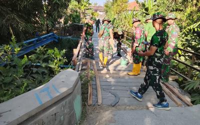 Melalui Program TNI Manunggal Membangun Desa (TMMD) ke-129 Tahun Anggaran 2026, Satgas Kodim 0813 Bojonegoro mulai membangun jembatan yang selama ini menjadi akses vital bagi aktivitas masyarakat.
