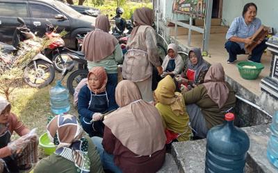 Melalui kegiatan nonfisik TMMD ke-129, para kader PKK dan masyarakat Desa Kesongo mendapatkan pelatihan pembuatan olahan keripik pisang yang digelar di Balai Desa Kesongo, Selasa (28/7/2026).