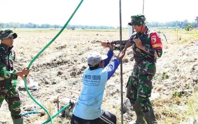 Salah satu program yang kini tengah dikerjakan adalah pembangunan sumur bor di kawasan rest area Desa Kesongo, Kecamatan Kedungadem, Kabupaten Bojonegoro, Kamis (30/7/2026).