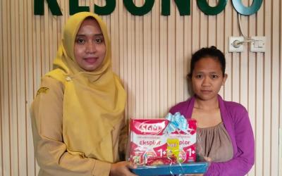 Petugas kesehatan bersama personel Satgas TMMD ke-129 Kodim 0813/Bojonegoro memberikan makanan tambahan (PMT) kepada balita dan ibu hamil di Desa Kesongo, Kecamatan Kedungadem, Kabupaten Bojonegoro, Senin (3/8/2026). Kegiatan ini menjadi bagian dari upaya bersama mempercepat pencegahan stunting dan meningkatkan kualitas kesehatan masyarakat. Foto: Deni Aripandi/Sumber TMMD Bojonegoro.