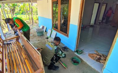Personel Satgas TMMD ke-129 Kodim 0813 Bojonegoro bersama warga bergotong royong mengerjakan rehabilitasi RTLH milik Jasmiati di Desa Kesongo, Kecamatan Kedungadem, Bojonegoro.